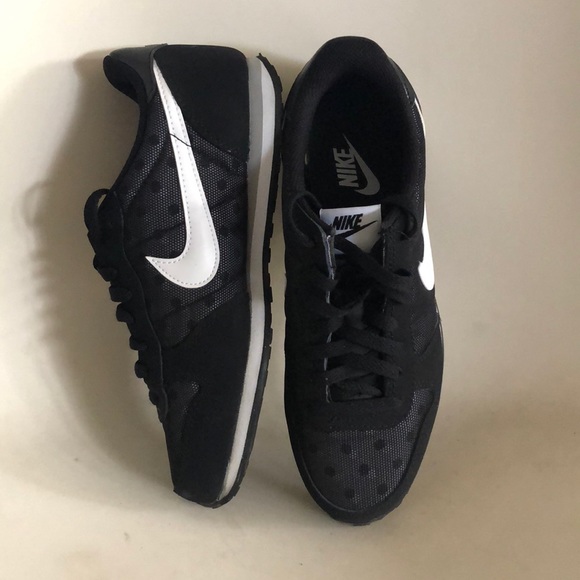 Nike Shoes - NIKE • Casual polka dot black and white